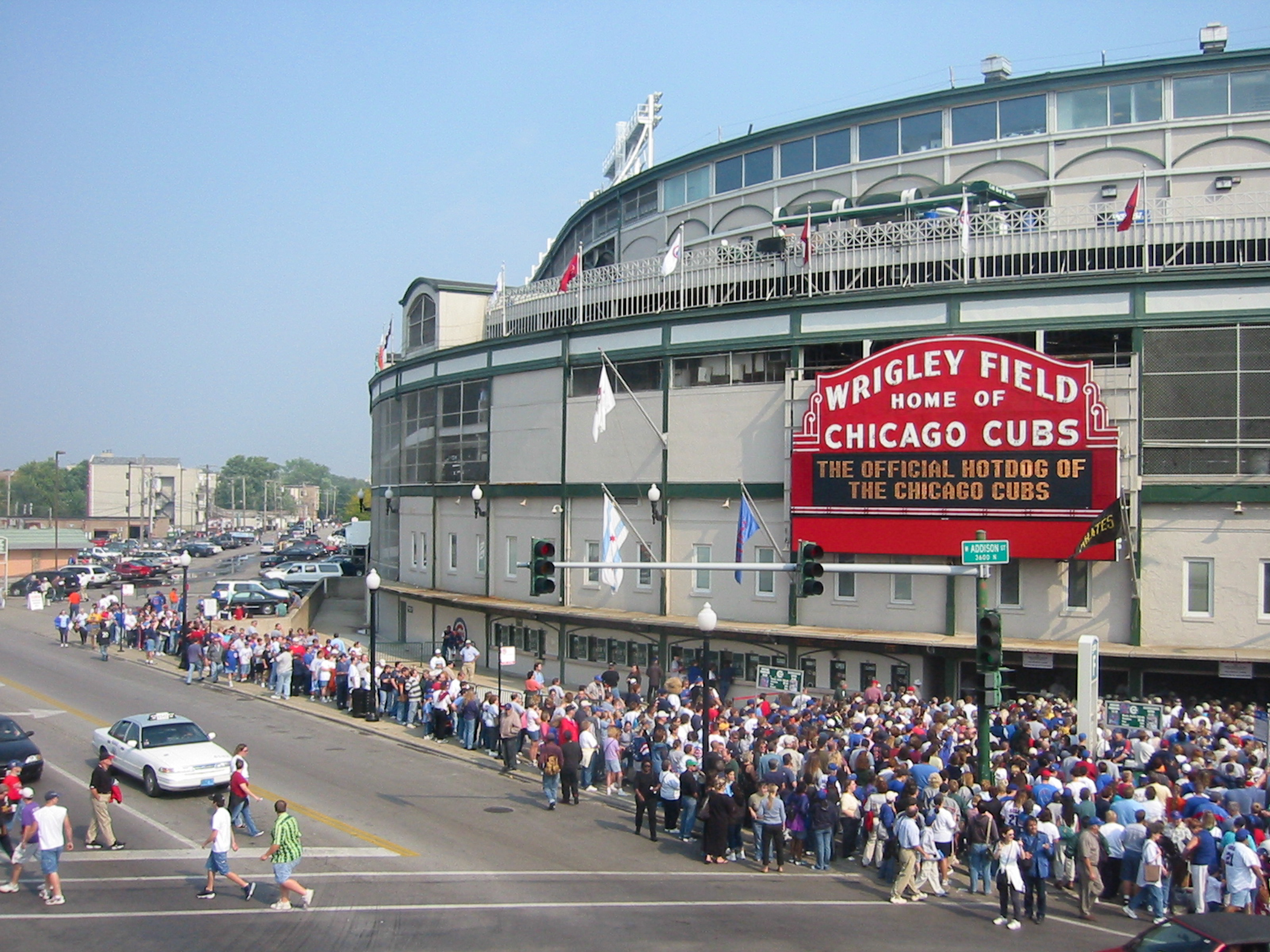 Crowd lines up to enter Wrigley Field on September 29, 2002 (Chicago Cubs vs Pittsburgh Pirates)