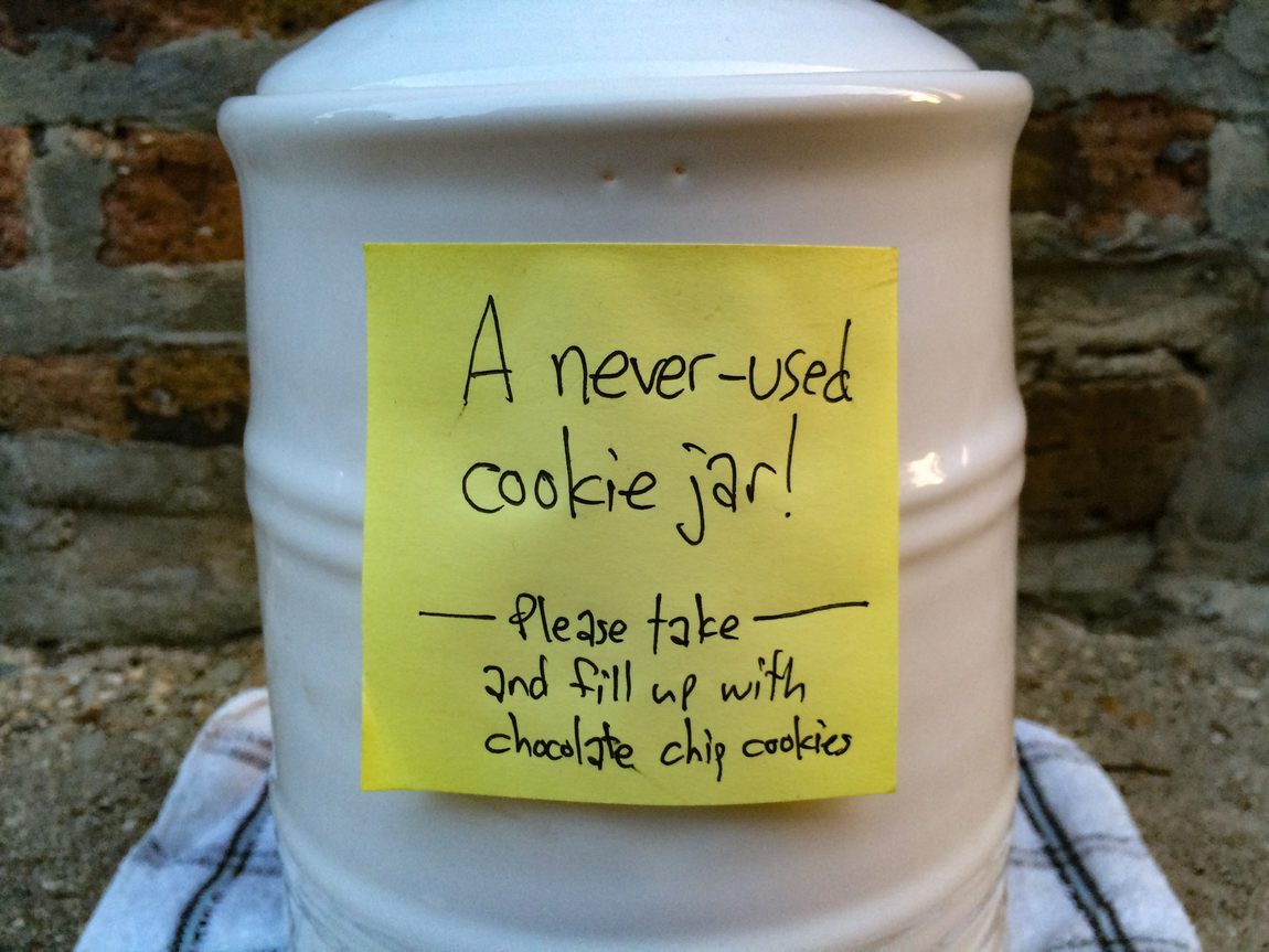 Sticky note with handwritten message: A never-used cookie jar! Please take and fill up with chocolate chip cookies.