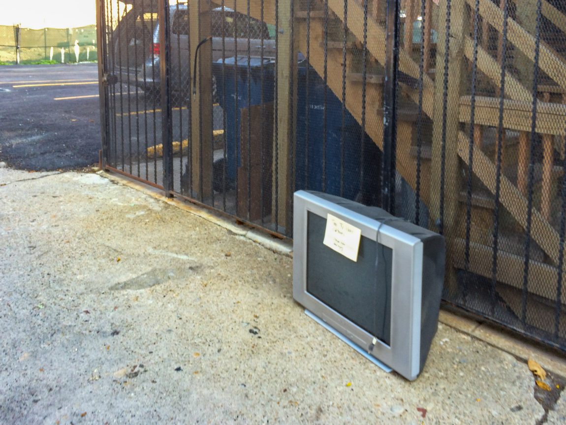 Sony Wega Trinitron 27-inch TV KV-27FS120 sitting in Chicago alley with handwritten sign